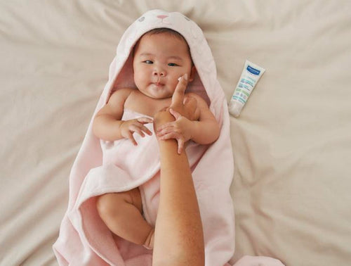 一位正在塗抹乳霜的寶寶 - Mustela Hong Kong - 1