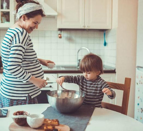 在廚房烹調料理的一對母子 - Mustela Hong Kong - 1